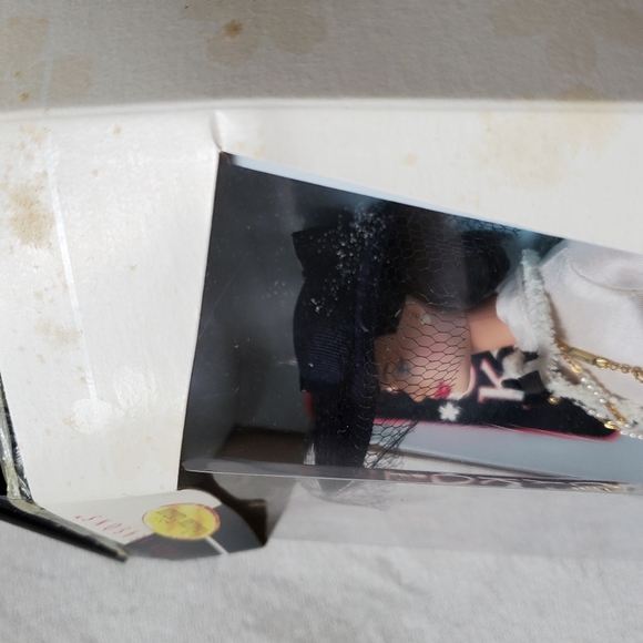 Spring in Tokyo Barbie - Picture 6 of 9